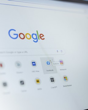 Recherche Google pour illustrer la visibilité locale et le référencement naturel